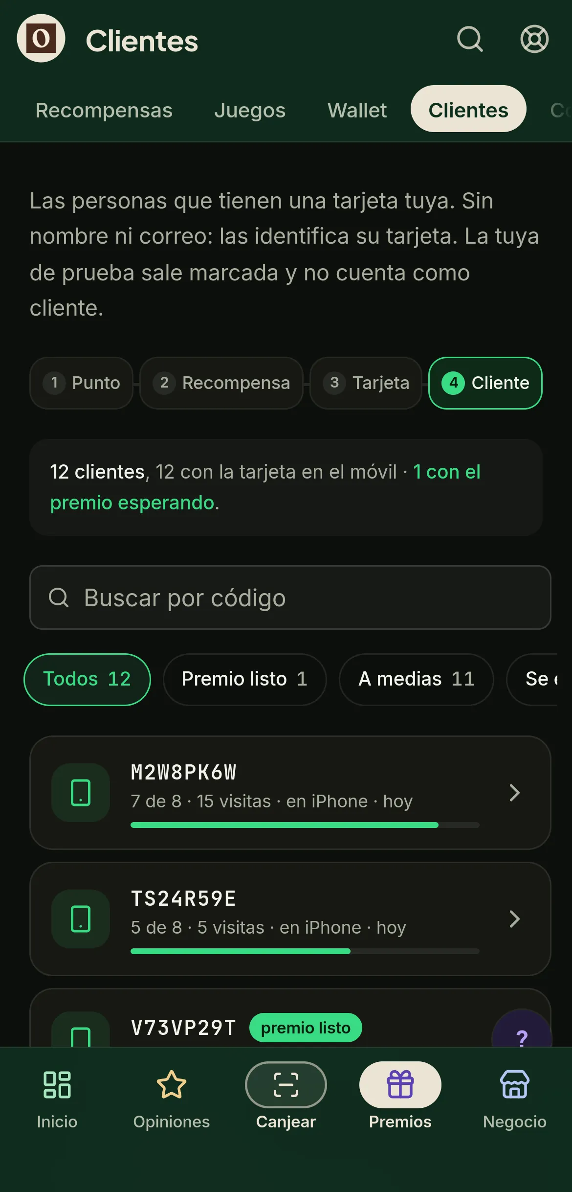 Captura del panel de bisar en el móvil: la lista de clientes con sus visitas (datos de ejemplo)